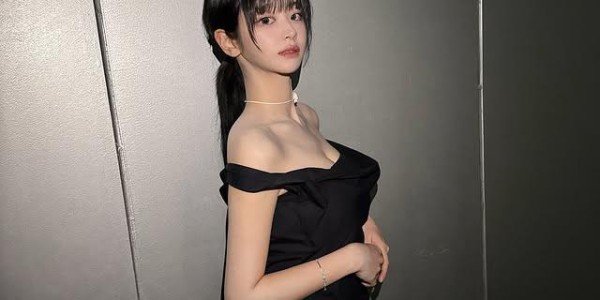 曼市德比取胜，韩国女团QWER队长洪智惠展示曼联球衣