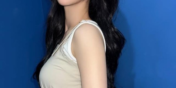 曼市德比取胜，韩国女团QWER队长洪智惠展示曼联球衣