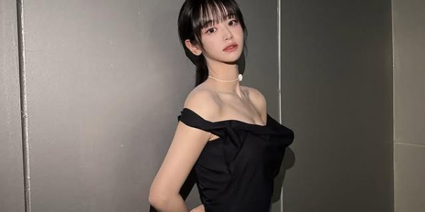 曼市德比取胜，韩国女团QWER队长洪智惠展示曼联球衣