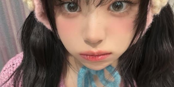 曼市德比取胜，韩国女团QWER队长洪智惠展示曼联球衣